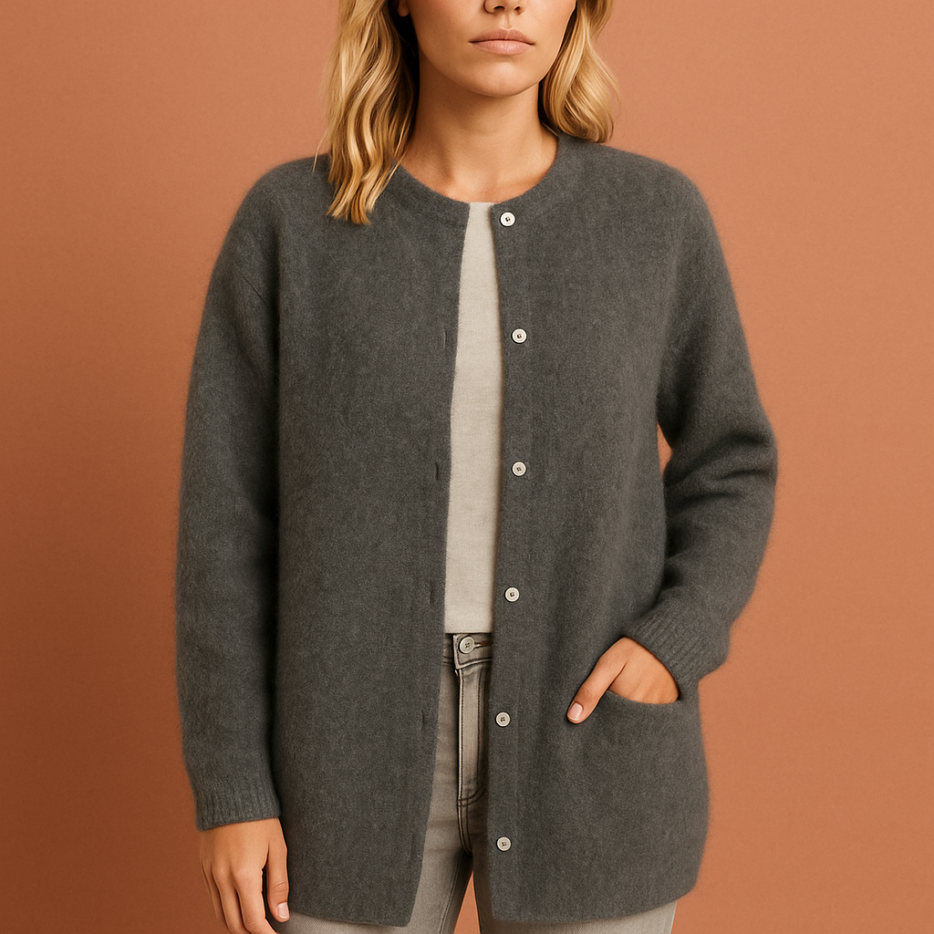 Women’s oversized cardigan in gray with minimalist design, soft and comfortable for casual and stylish outfits.